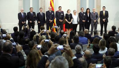 Carme Forcadell, presidenta del Parlament, junto al mayor Trapero y el resto de representantes de los cuerpos galardonados.