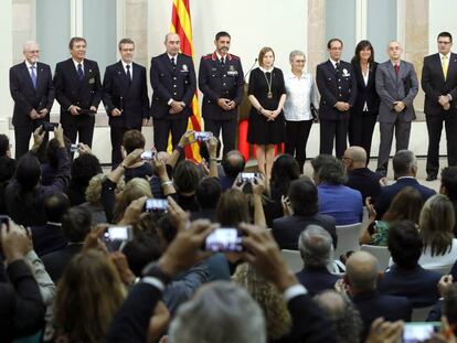 Carme Forcadell, presidenta del Parlament, junto al mayor Trapero y el resto de representantes de los cuerpos galardonados.