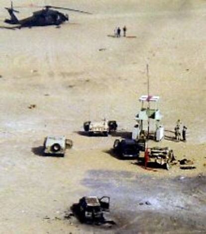 Un helicóptero militar estadounidense sobrevuela el lugar del accidente del lunes en el desierto kuwaití.
