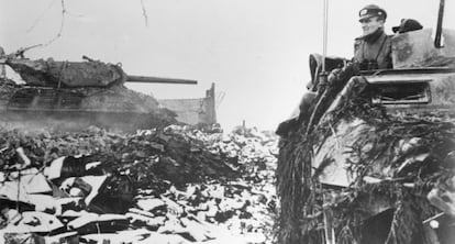 Un blindado alem&aacute;n avanza sobre la nieve durante la batalla de las Ardenas.