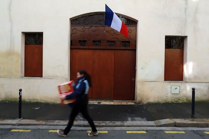 Edificio con la bandera nacional francesa en la fachada de un edificio en Burdeos (Francia).