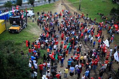 Partid&aacute;rios do ex-presidente Lula acampam em Curitiba.