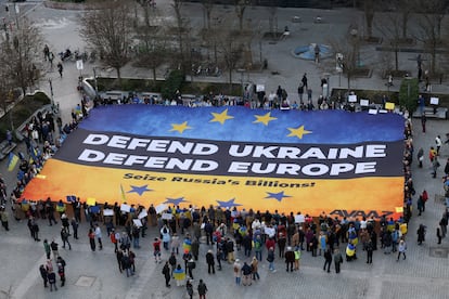 Decenas de personas sostienen una pancarta en apoyo a Ucrania en una manifetacin este mircoles en Bruselas.