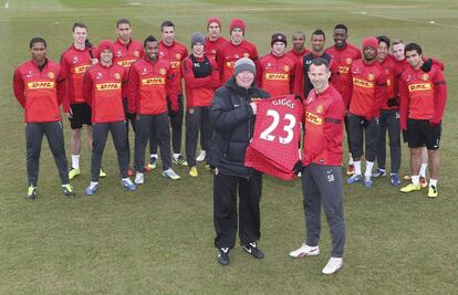 Giggs posa junto a Ferguson con una camiseta con el número 23, el mimso número de temporadas que sumará tras su renovación hasta 2014