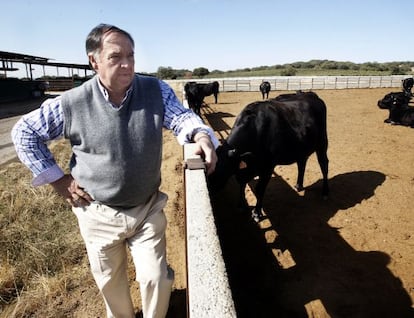 El empresario Patxi Garmendia, en las instalaciones de su criadero de reses de Vizmalo (Burgos), el pasado 5 de octubre.