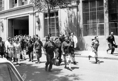 Madrid, 1979<br>Los trabajadores de la empresa Stándard Eléctrica —filial de ITT— salen de la fábrica de Madrid, situada en el barrio de la Arganzuela.