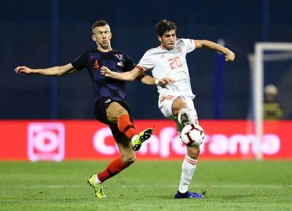 Ivan Perisic y Sergi Roberto disputan el balón.