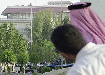 Dos hombres observan el complejo residencial Oasis, donde se produjo la toma de rehenes.