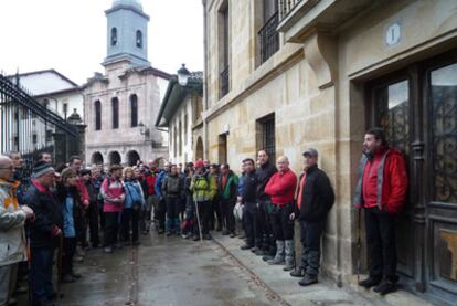 Alberto Iturriarte (derecha), presidente de la agrupación 'Gernikazarra', se dirige a los participantes de la marcha.