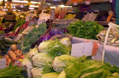 Verduras en un puesto de hortalizas de un mercado de Madrid.