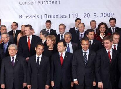 Los líderes de los 27 posan para la foto de familia del Consejo Europeo.- En la imagen, Zapatero posa junto a Durao Barroso, Sarkozy y Merkel, entre otros mandatarios.