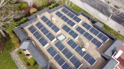 Autoconsumo colectivo de energía solar instalado por Ecooo Energía Ciudadana en la azotea de un edificio de Majadahonda (Madrid). 