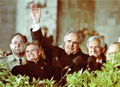 El Canciller alemán, Helmut Kohl, acompañado por el ex ministro de Asuntos Exteriores, Hans Dietrich Genscher, y su mujer, Hannelore, y el ex presidente alemán, Richard von Weizsaecker celebrando la reunificación, el 27 de septiembre de 1998.