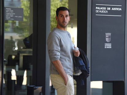 El jugador del Deportivo Iñigo López tras ser puesto en libertad con cargos