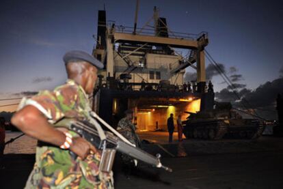 Un soldado keniano hace guardia ante un tanque T-72 en Mombasa.