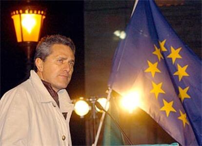 Rutelli, junto a una bandera de la UE en la manifestación proeuropea celebrada anoche en Roma.