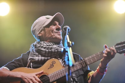 Manu Chao actuando en el Cortomuso Festival de Livorno, Italia, el 29 de agosto de 2021.

