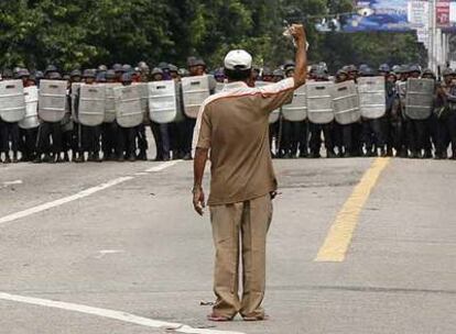 Un hombre se encara a los militares birmanos después de que éstos dispararan a los manifestantes ayer en Yangon.