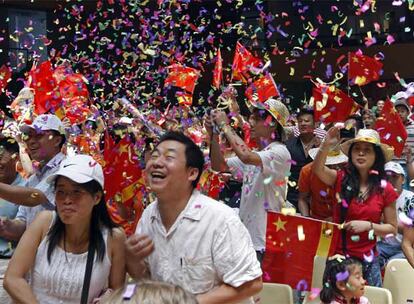 Centenares de chinos celebraron ayer en el polideportivo Magariños de Madrid el inicio de los Juegos Olímpicos de Pekín.