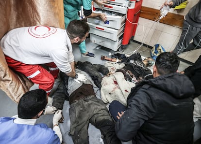 Personal sanitario del hospital Al Aqsa prestan primeros auxilios a varios heridos tras un ataque israelí sobre Deir al Balah, este sábado. 