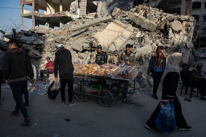 Palestinos compran alimentos en la ciudad de Jan Yunes, en Gaza, durante el mes de Ramadán.