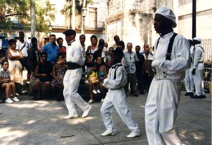 Rumba cubana. "Los Muñequitos de Matanzas", por las calles de Matanzas.