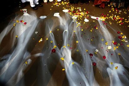 Ofrenda de leche durante una ceremonia de oracin para conmemorar el noveno aniversario del tsunami de 2004, en la playa de Marina, en Chennai, India. El tsunami provocado por un terremoto de magnitud 9.1 en 26 de diciembre 2004 mat a decenas de miles de personas en 12 naciones del Ocano ?ndico.