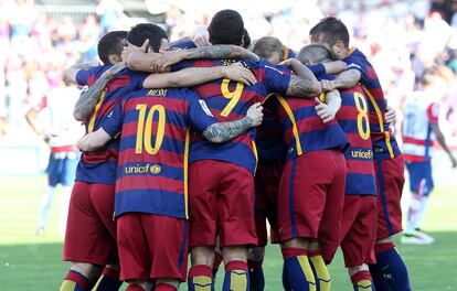 Los jugadores del Barcelona celebran su victoria frente al Granada.