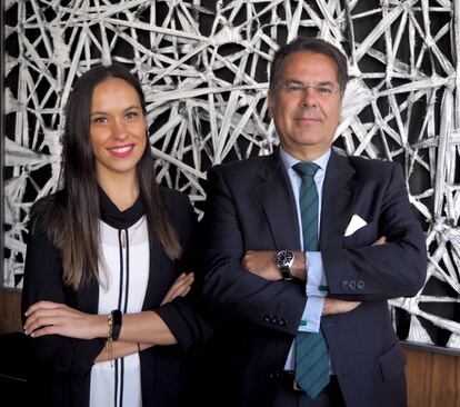 Carmen Díez, abogada senior, junto a Jaime Beltrán, socio de Derecho mercantil y societario.