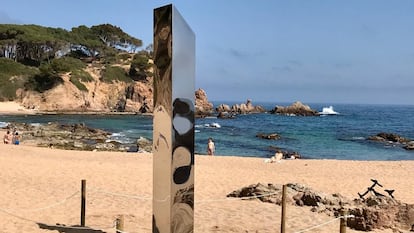 El monolito aparecido en la playa de Sa Conca de Castell-Platja d'Aro el martes.