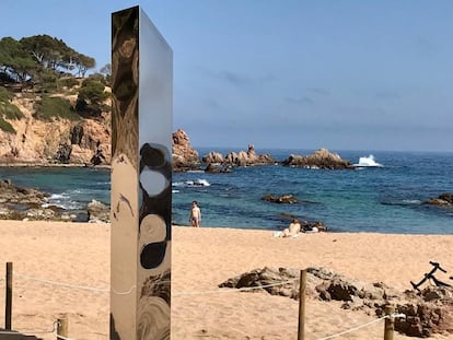 El monolito aparecido en la playa de Sa Conca de Castell-Platja d'Aro el martes.