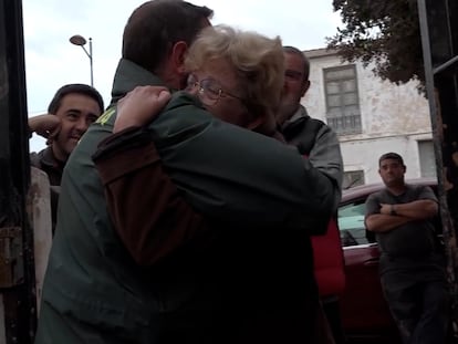El abrazo de un cabo de la Guardia Civil y la vecina de Utiel a la que rescató: “Si te vas tú, me voy yo detrás”