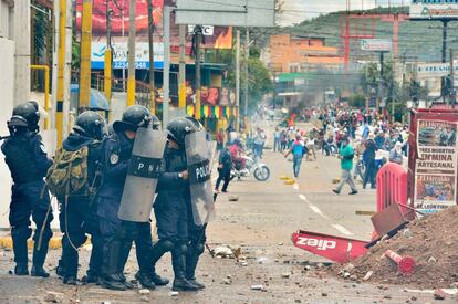 Elementos de la policía de Honduras comenzaron a frenar las protestas.