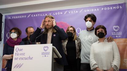 Pablo Fernández, rodeado de miembros de la candidatura de Unidas Podemos, este domingo en Valladolid.