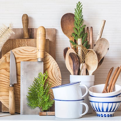 Un bodegón de utensilios de cocina.
