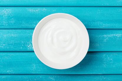 <p>Es probable que a todo el que haya hecho dieta le suene el clásico menú detallado de lo que se puede comer durante la semana. Y entre los postres sugeridos suele estar el yogur desnatado. Pero si lo prefiere natural, no se preocupe.</p> <p>Explica el dietista-nutricionista Ramón de Cangas que él prefiere tomar el natural sin azúcar. De hecho, afirma que "hay más evidencia [científica] sobre el yogur entero en cuanto a <a href="https://academic.oup.com/ajcn/article/104/4/973/4557124" rel="nofollow" target="_blank">prevención cardiovascular</a> y <a href="circ.ahajournals.org/content/early/2016/03/22/CIRCULATIONAHA.115.018410" rel="nofollow" target="_blank">metabólica</a> e incluso sobre su eficacia en la <a href="https://academic.oup.com/ajcn/article/103/4/979/4662886" rel="nofollow" target="_blank">prevención de la obesidad</a> que sobre el desnatado. Se ha visto que <strong>la grasa de los lácteos, aun siendo saturada, no parece perjudicial para la salud</strong> porque no todos los ácidos grasos saturados son iguales y porque la matriz en la que se encuentran también importa. La matriz de los lácteos es interesante y no parece que los lácteos enteros sean un problema".</p>