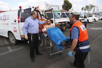 El herido en el atentado de Cisjordania llega a un hospital de Tel Aviv.