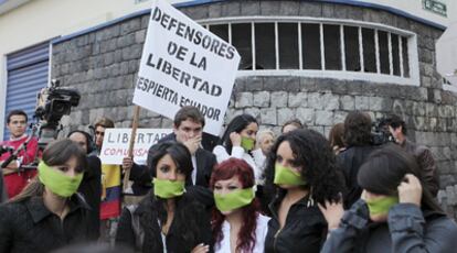 Un grupo de personas protesta en Ecuador contra la suspensión durante tres días del canal Teleamazonas