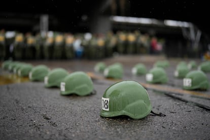 Filas de cascos colocadas en la calle previo al desfile donde el presidente Petro condecoró a varios oficiales con la Orden de Boyacá.