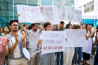 Concentración de médicos a las puertas del Hospital de San Pedro de Logroño, este viernes.