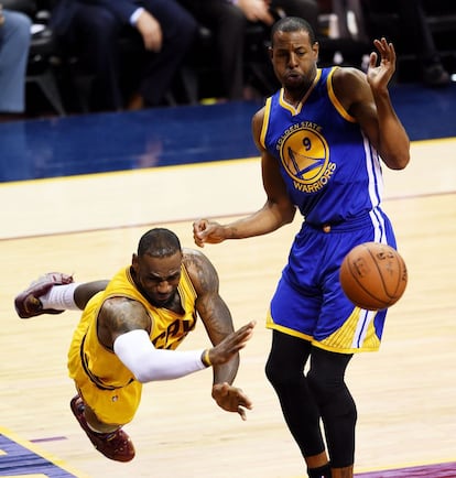 LeBron se lanza por un balón ante Iguodala.