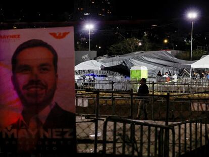 Un cartel de Álvarez Máynez en el sitio del escenario colapsado, visto este miércoles por la noche.