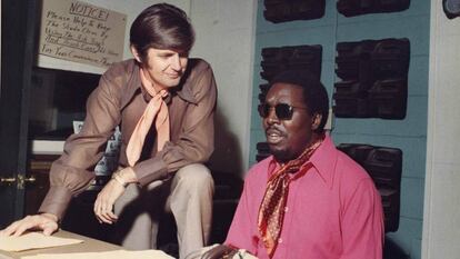 Imagen de archivo con el productor Rick Hall, a la izquierda, charlando con el m&uacute;sico de soul Clarence Carter en los estudios FAME, en Alabama.