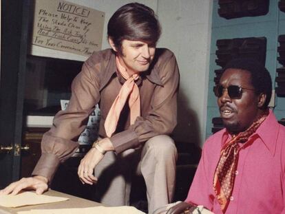 Imagen de archivo con el productor Rick Hall, a la izquierda, charlando con el m&uacute;sico de soul Clarence Carter en los estudios FAME, en Alabama.