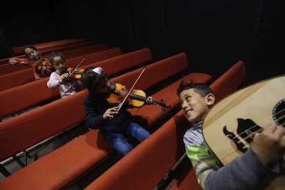 Un grupo de niños toca el violín y el laúd en el campamento de refugiados de Askar, cerca de la ciudad cisjordana de Nablus.