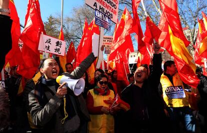 Alrededor de un millar de ciudadanos de origen chino han protestado a las puertas de la sede del banco BBVA en Madrid por el reciente bloqueo de sus cuentas bancarias, este viernes.