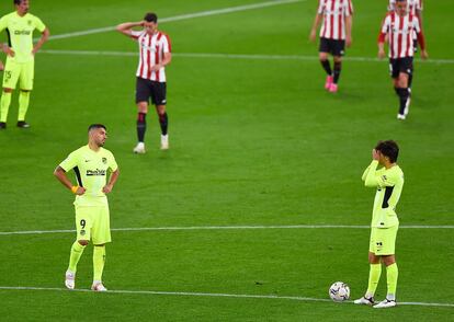 Luis Suárez y João Félix se lamentan tras el segundo gol del Athletic.