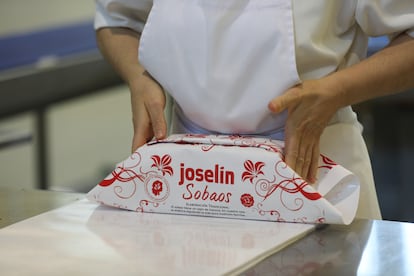 Una trabajadora de la empresa Joselín envolviendo un paquete de sobaos.