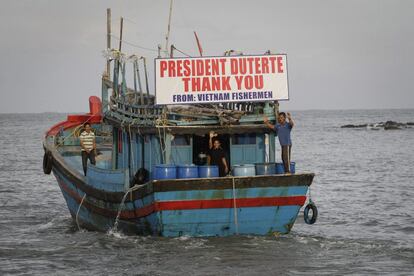 Pescadores vietnamitas se despiden del presidente filipino Rodrigo Duterte tras una ceremonia de despedida en Manila (Filipinas). El pasado 8 de septiembre un total de 17 pescadores vietnamitas fueron detenidos por cruzar aguas filipinas y finalmente fueron liberados el pasado 10 de octubre por el Departamento de Justicia.