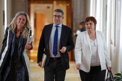 Los diputados del PSOE Patxi López, Patricia Blanquer y Montse Mínguez, esta mañana en el Congreo.